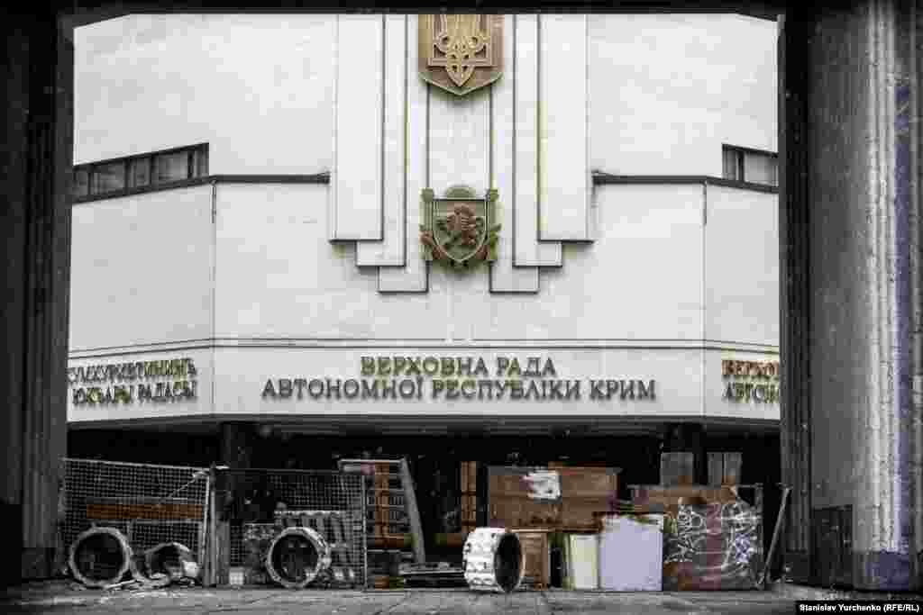 Барикада біля входу до Верховної Ради, захопленої російськими військовими, 27 лютого 2014 року