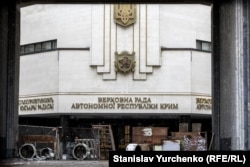 Баррикада у входа в здание крымского парламента, захваченного российскими военными. Крым, 27 февраля 2014 года