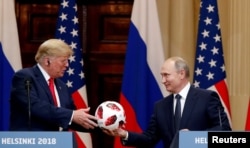 Дональд Трамп и Владимир Путин во время пресс-конференции в Хельсинки 16 июля 2018 года
