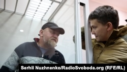 Народний депутат Надія Савченко спілкується з Володимиром Рубаном, керівником організації «Офіцерський корпус», 