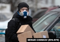 Курьер в Москве во время эпидемии.