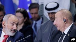 Premierul armean Nikol Pașinian (stânga) și președintele azer Ilham Aliev (dreapta), la summitul BRICS de la Kazan, Rusia, octombrie 2024.