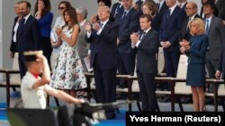 АҚШ президенті Дональд Трамп пен Франция президенті Эммануэль Макрон әйелдерімен бірге әскери парадты тамашалап тұр. Париж, 14 шілде 2017 жыл.