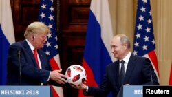 Во время встречи в Хельсинки президент России Владимир Путин подарил президенту США Дональду Трампу мяч ЧМ-2018. 16 июля 2018 года.