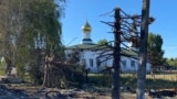 Місце російського авіаудару у Яровій на Донеччині 9 вересня. Там досі лежать речі, власники яких загинули того дня