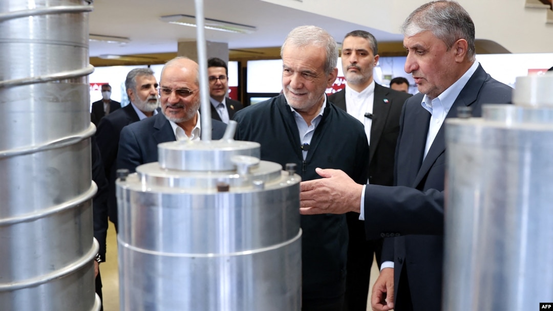Președintele iranian Masoud Pezeshkian (centru) și șeful Organizației pentru Energie Atomică din Iran, Mohammad Eslami (dreapta), pe 9 aprilie la Teheran, la un eveniment de Ziua Tehnologiei Nucleare din Iran. 