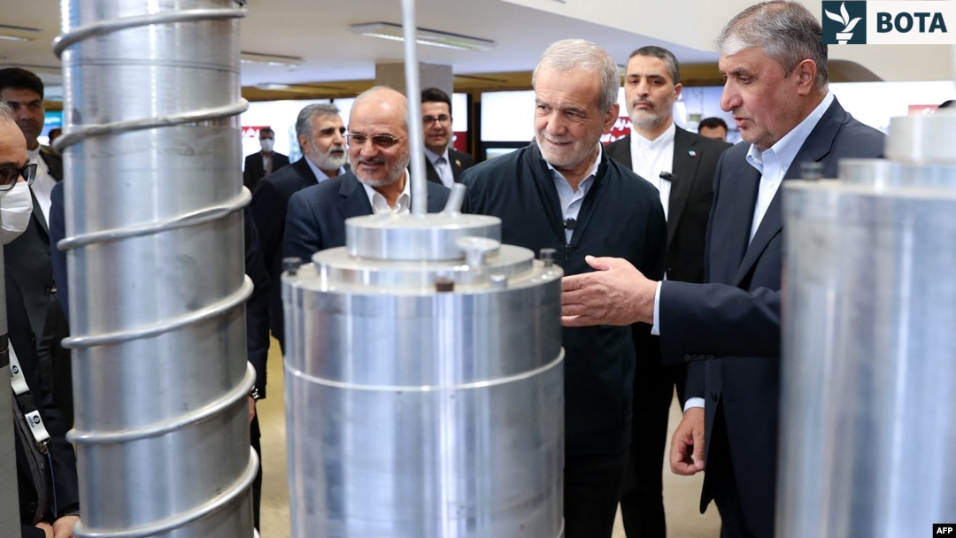 Presidenti iranian Masud Pezeshkian (i dyti djathtas) dhe kreu i Organizatës së Energjisë Atomike të Iranit, Mohammad Eslami (djathtas) marrin pjesë në një aktivitet për Ditën e Teknologjisë Bërthamore të Iranit në Teheran, më 9 prill.