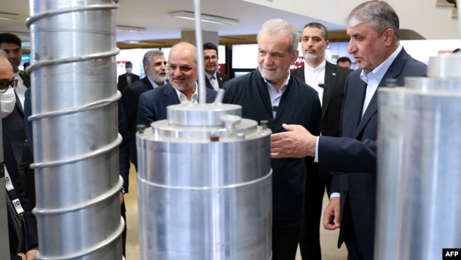 Prezident Məsud Pezeşkian və İran Atom Enerjisi Təşkilatının (AEOI) rəhbəri Məhəmməd İslami