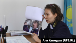 Аида Абильмажинова, судья Бостандыкского районного суда города Алматы, показывает снимок, ставший предметом спора. 19 февраля 2018 года. 
