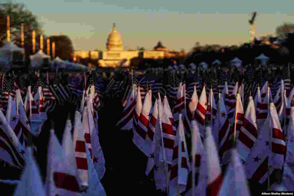 Un prim-plan cu &bdquo;câmpul de steaguri&rdquo; de la National Mall, înaintea ceremoniei de inaugurare a președintelui ales Joe Biden.&nbsp;Washington, DC, 19 ianuarie, 2021.&nbsp; &nbsp;