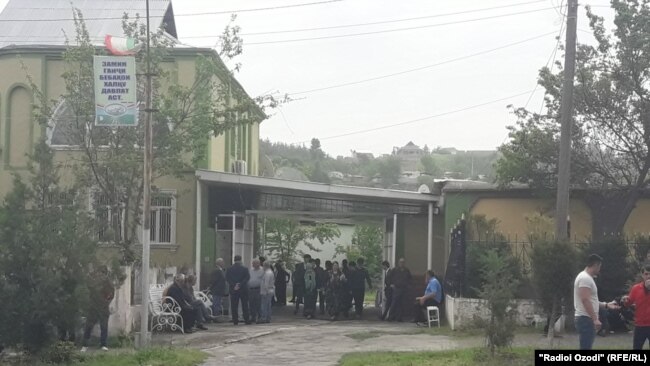 У дома Сурайё Косим в Кулябе