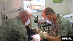 Stomatologii americani Wyillis James și George Dow la Strășeni