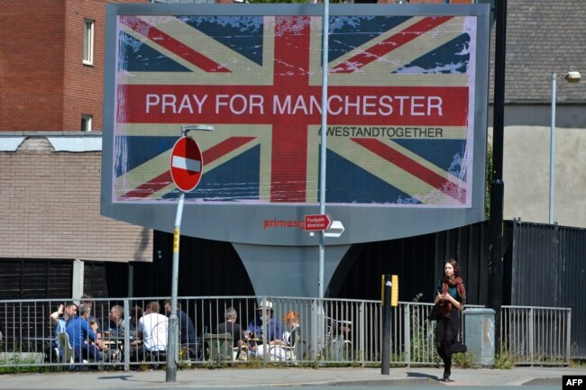 "Молитесь за Манчестер" - рекламное табло около "Манчестер Арены"