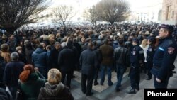 Armenia - Traders demonstrate outside the main government building in Yerevan, 26Jan2015.