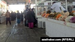 Turkmenistan -- people in queue for the meat, 10 December 2014