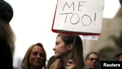 Жанчыны бяруць удзел маршы пратэсту «MeToo» ахвяраў сэксуальнага гвалту, Лос-Анджэлес, 12 лістапада 2017 году