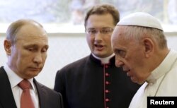 Глава Католической церкви Франциск (справа) и президент Росcии Владимир Путин. Ватикан, 10 июня 2015 года