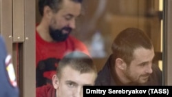 Українські моряки на суді в Москві (зліва направо): Сергій Цибізов, Андрій Оприско і Роман Мокряк, 12 лютого 2019 року