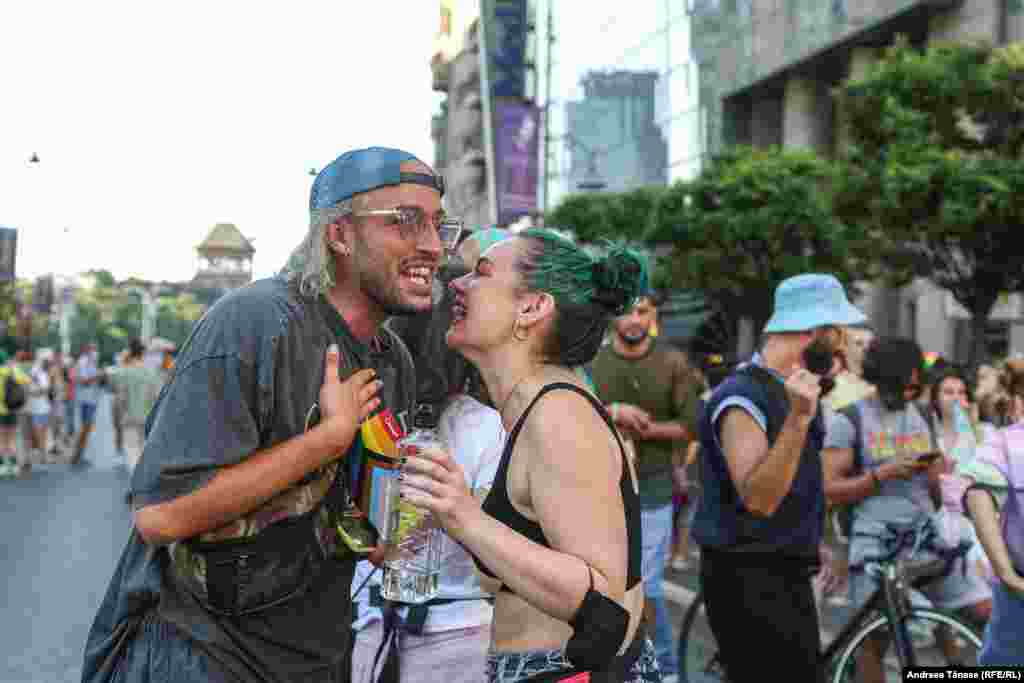 Un cuplu participă la marșul Bucharest Pride pe Calea Victoriei.