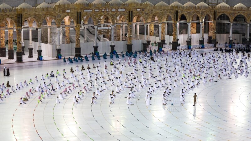 Besimtarët myslimanë rikthehen në Arabinë Saudite për të kryer Umrën