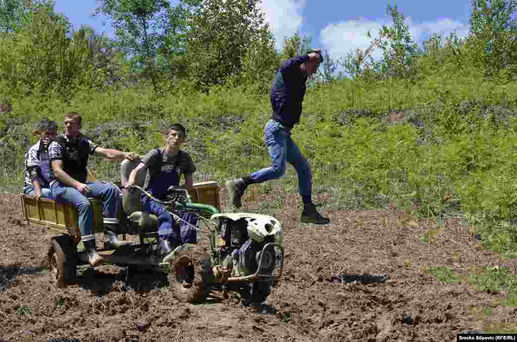 Mještani Željeznog polja uz pomoć motokultivatora prevoze hranu do sela