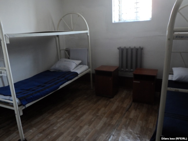 Әйелдер түрмесіндегі қатаң жағдайда ұсталатын адамдар отыратын камера. Көрнекі сурет.