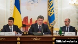 Президент України Петро Порошенко (в центрі), прем’єр-міністр Арсеній Яценюк (праворуч) і голова Верховної Ради Володимир Гройсман. Київ, 3 червня 2015 року