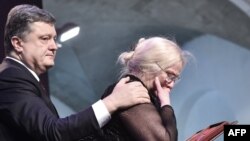 Нынешний президент Украины Петр Порошенко вручает звезду Героя родственнице одного из убитых активистов Евромайдана 