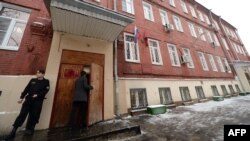 A guard stands at an entrance to the Tverskoi district court ahead of the start of preliminary hearing into the case of lawyer Sergei Magnitsky in Moscow on December 27, 2012.