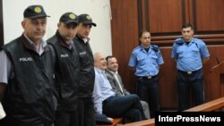 Іване Мерабішвілі (сидить, л) і Зураб Чіаберашвілі (сидить, п) на слуханні суду в Кутаїсі, 22 травня 2013 року
