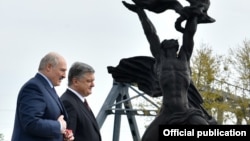 Президент Украины Петр Порошенко (п) и президент Беларуси Александр Лукашенко, Чернобыль, 26 апреля 2017 года