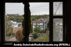 Вигляд на п’ятиповерхівку, в якій живе Софія, із іншої розбитої обстрілами дев’ятиповерхівки. Красногорівка, вересень 2019 року