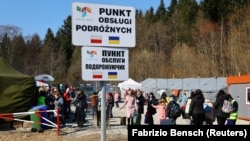 Refugees cross the border from Ukraine to Poland in Kroscienko on March 17.