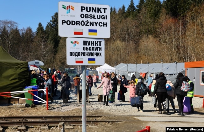 Украинские беженцы на границе с Польшей после начала войны России против Украины, 17 марта 2022 года