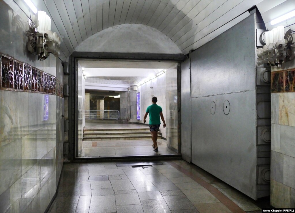 Një fotografi e vitit 2018 tregon një derë rezistente ndaj shpërthimit brenda metrosë së epokës sovjetike në Tashkent, Uzbekistan. Rrjeti i strehimoreve bërthamore të Pragës brenda metrosë së saj është një nga pak të tillët në botë. Disa pjesë të metrosë në Moskë, Kiev dhe Tashkent (në foto) janë gjithashtu të pajisura për t'i mbrojtur njerëzit nga armët e shkatërrimit në masë.