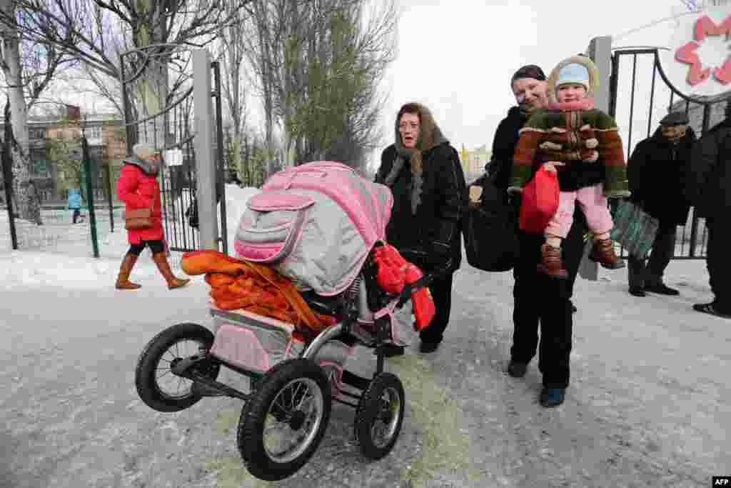 В результате обстрелов в последние дни был серьезно поврежден Авдеевский коксохимический завод, который обеспечивает город теплом и горячей водой, а также фильтровальная станция, расположенная на реке Кальмиус, &ndash; она отвечает за подачу чистой воды в Донецк и окрестные районы.&nbsp;