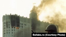 Горящее после обстрела здание Верховного Совета в Москве. 4 октября 1993 года
