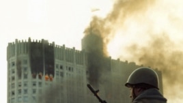 Горящее после обстрела здание Верховного Совета в Москве. 4 октября 1993 года