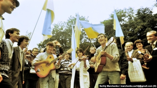 Українська пісня руйнувала СРСР. Перший фестиваль «Червона рута» у 25 фото