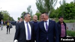 Առջևի պլանում՝ Ոստիկանապետ Վլադիմիր Գասպարյանը, երկրորդ պլանում աջից՝ լրագրողի նույնականացրած՝ Գագո անունով թիկնապահը