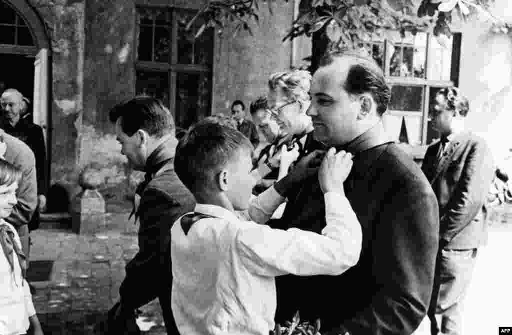 Mnogo mlađi, Gorbačov je bio lider Komunističke partije. Na fotografiji je zabilježena posjeta delegacije Stavropolju, 10. juni 1966. Upravo je u ovom gradu Mihail Gorbačov započeo političku karijeru.