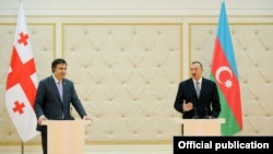 Президент Грузии Михаил Саакашвили (слева) и президент Азербайджана Ильхам Алиев (справа). Баку, 28 февраля 2013 года. 