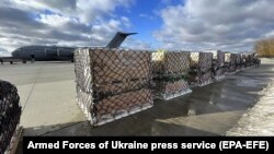 Під час розвантаження британських літаків, які доставили до України з Великої Британії нову партію військово-технічною допомоги ЗСУ. Аеропорт «Бориспіль», 9 лютого 2022 року