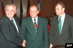 Ministri spoljnih poslova Jugoslavije Ivan Milutinović (L), Hrvatske Mate Granić (C) i BiH Muhamed Šaćirbegović (D) tokom pauze u pregovorima.