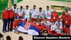 Košarkaši Srbije nakon dodele medalja