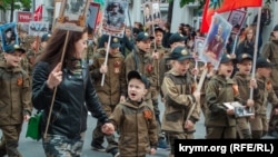 Дети несут портреты на акции «Бессмертный полк», проводимой в рамках российского «Дня победы». Севастополь, 9 мая 2019 года