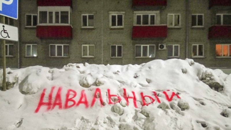 Дар Сибир рӯи барфҳо Навалний навиштанд, то хадамот кӯчаҳоро зуд тоза кунад