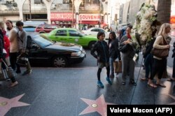 Людзі нясуць кветкі да зоркі ў гонар Філа Эвэрлі ў Галівудзе, амэрыканскі штат Каліфорнія, 2014 год