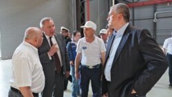 Дмитрий Рогозин (второй слева) и Сергей Аксенов (справа) на судоремонтном заводе «Залив» в Керчи, июнь 2016 года