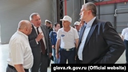 Дмитро Рогозін і Сергій Аксьонов на суднобудівному заводі в Керчі 30 червня 2017 року